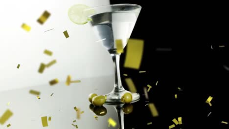 Goldenes-Konfetti-Fällt-über-Cocktailglas-Mit-Limettenkeil-Vor-Schwarzem-Hintergrund