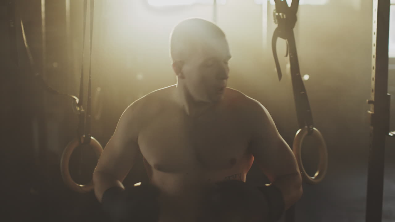 체육관 에서 운동 하는 남자