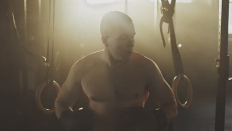 hombre trabajando en un gimnasio