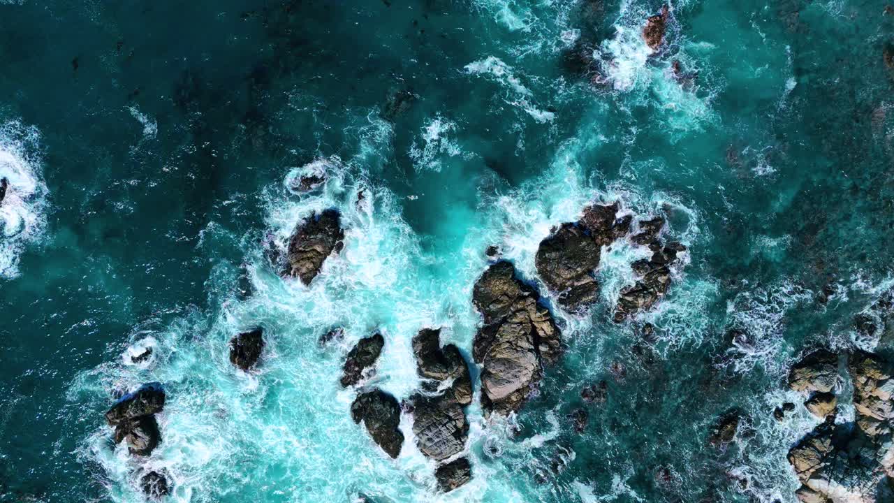 Costa rocciosa a picco sul mare in super slow motion in California