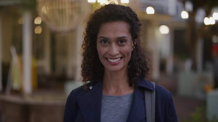 ritratto bella donna d'affari matura sorridente felice godendo di uno stile di vita urbano di successo imprenditrice indipendente in città sera slow motion