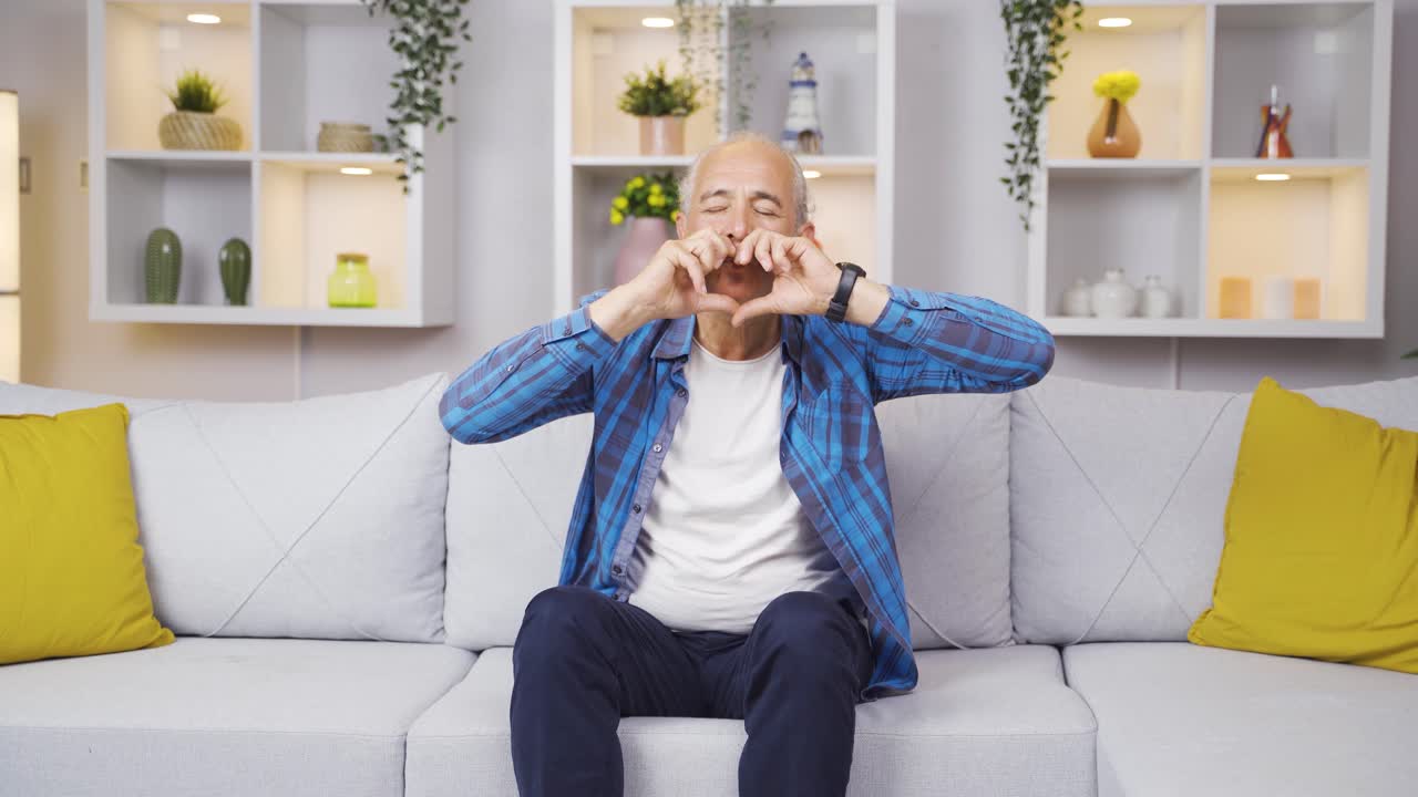 ⁇ 은이가 카메라를 위해 심장을 만들고 있어요.