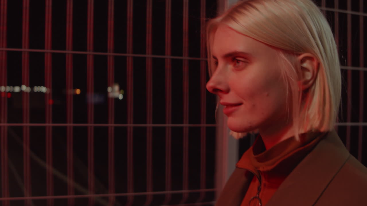 hermosa mujer caminando por el puente peatonal por la noche