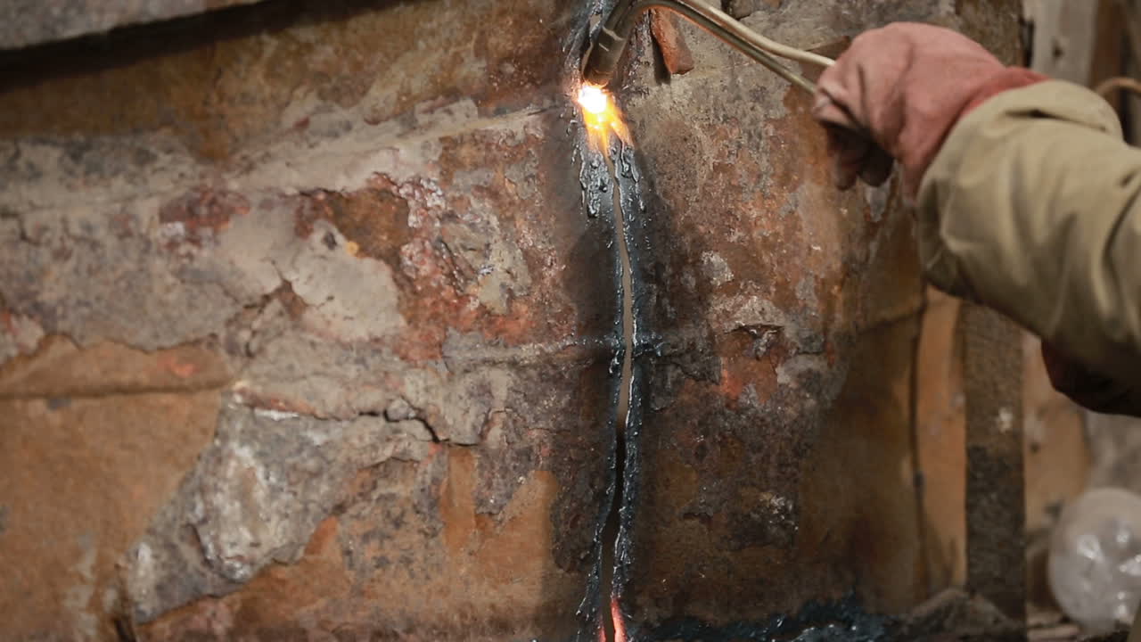 Operaio che taglia il metallo. Taglio di lamiere metalliche a gas CNC ad alta precisione.