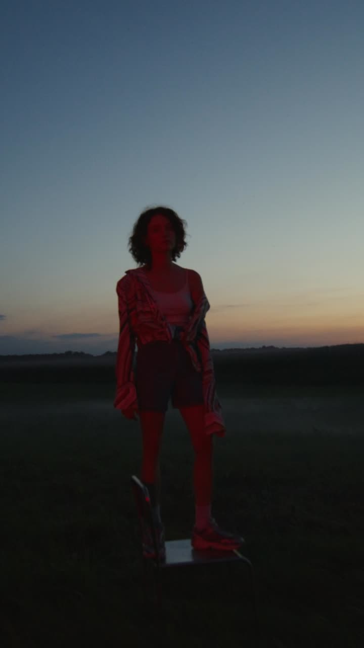 mujer en el campo al atardecer