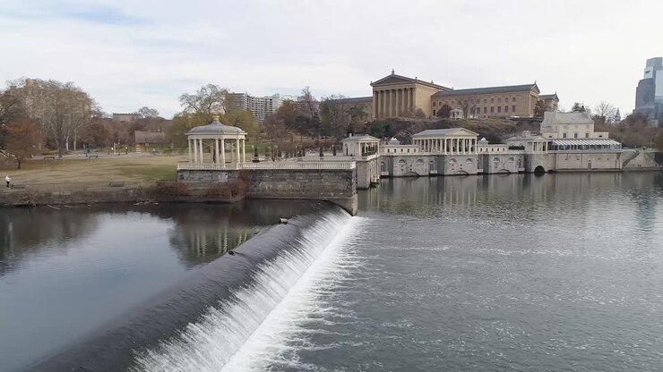 Video con drone della cascata dei Waterworks del Museo d'Arte di Filadelfia.