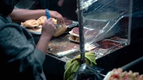 Cocinando-Deliciosas-Hamburguesas-En-Las-Calles-De-Mexico