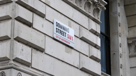 Downing-Street,-Straßenschild-Der-Stadt-Westminster-Am-Gebäude-Aus-Nächster-Nähe