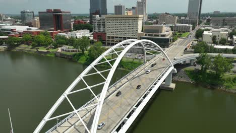 Afternoon-vehicle-traffic-cross-Broadway-Bridge-over-Arkansas-River,-downtown-Little-Rock,-capital-city-of-Arkansas---Hyperlapse