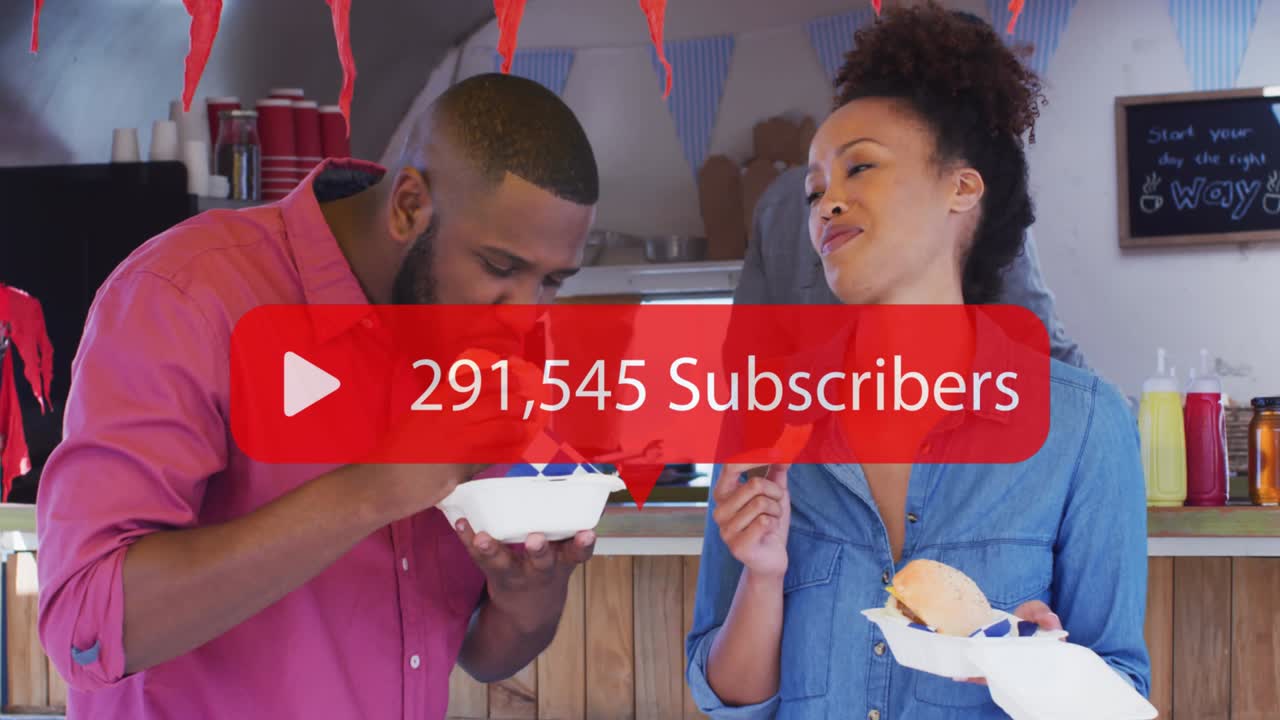 animación de suscriptores de redes sociales notificación sobre una feliz pareja biracial en un café