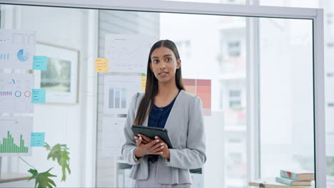 mujer de negocios, tableta y presentación en vidrio