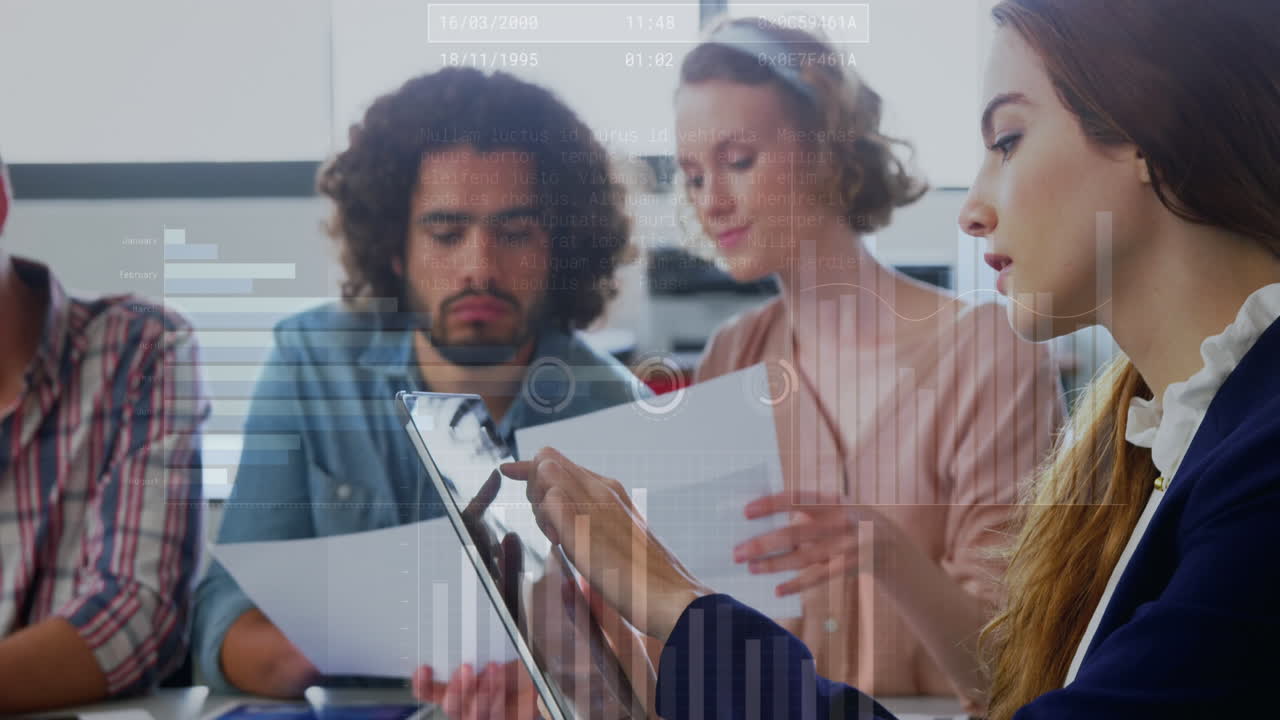 animación de barras de carga, círculos y gráficos múltiples, diversos compañeros de trabajo discutiendo informes