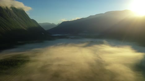 Niebla-Matutina-Sobre-El-Valle-Entre-Las-Montañas-A-La-Luz-Del-Sol.-Niebla-Y-Hermosa-Naturaleza-De-Imágenes-Aéreas-De-Noruega.