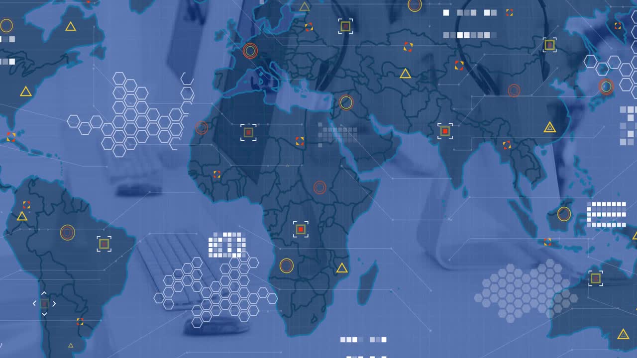 animación del patrón de la placa de circuitos sobre el mapa y las formas geométricas contra la computadora en el escritorio de la oficina.