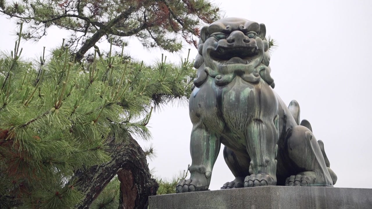 Cận cảnh một tượng gargoyle Nhật Bản, thể hiện những chi tiết tinh xảo của nó. Được quay tại Đảo Itsukushima