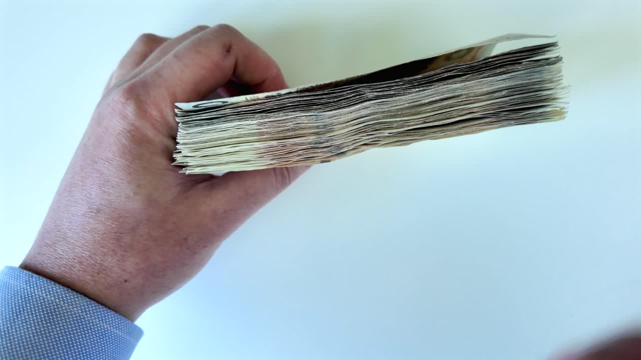 남자 손 이 200 슬로티 지폐 를 세고 있다