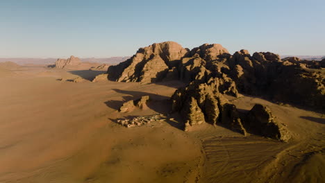 Vista-Aérea-Del-Desierto-De-Wadi-Rum-Con-Acantilados-De-Arenisca-Y-Fortaleza-Francesa-En-Jordania