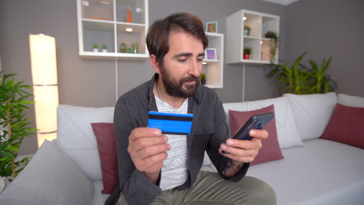 Uomo che fa shopping con la carta di credito