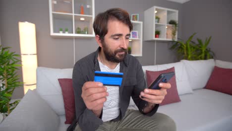 hombre de compras con tarjeta de crédito.