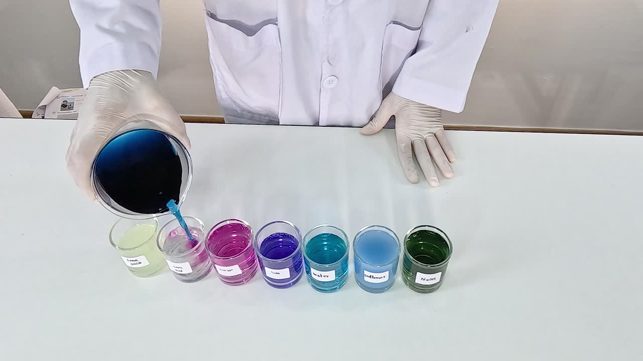 experimento científico con líquidos que cambian de color