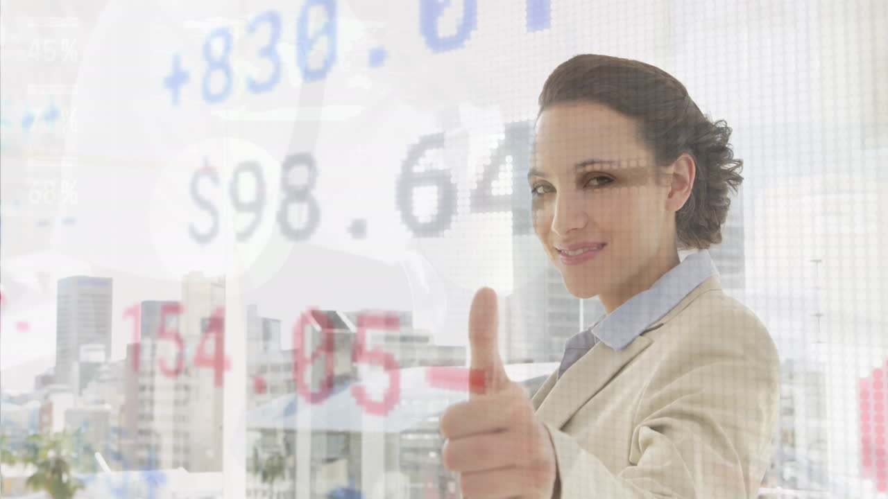 animación del procesamiento de datos financieros sobre una mujer de negocios caucásica que trabaja en la oficina