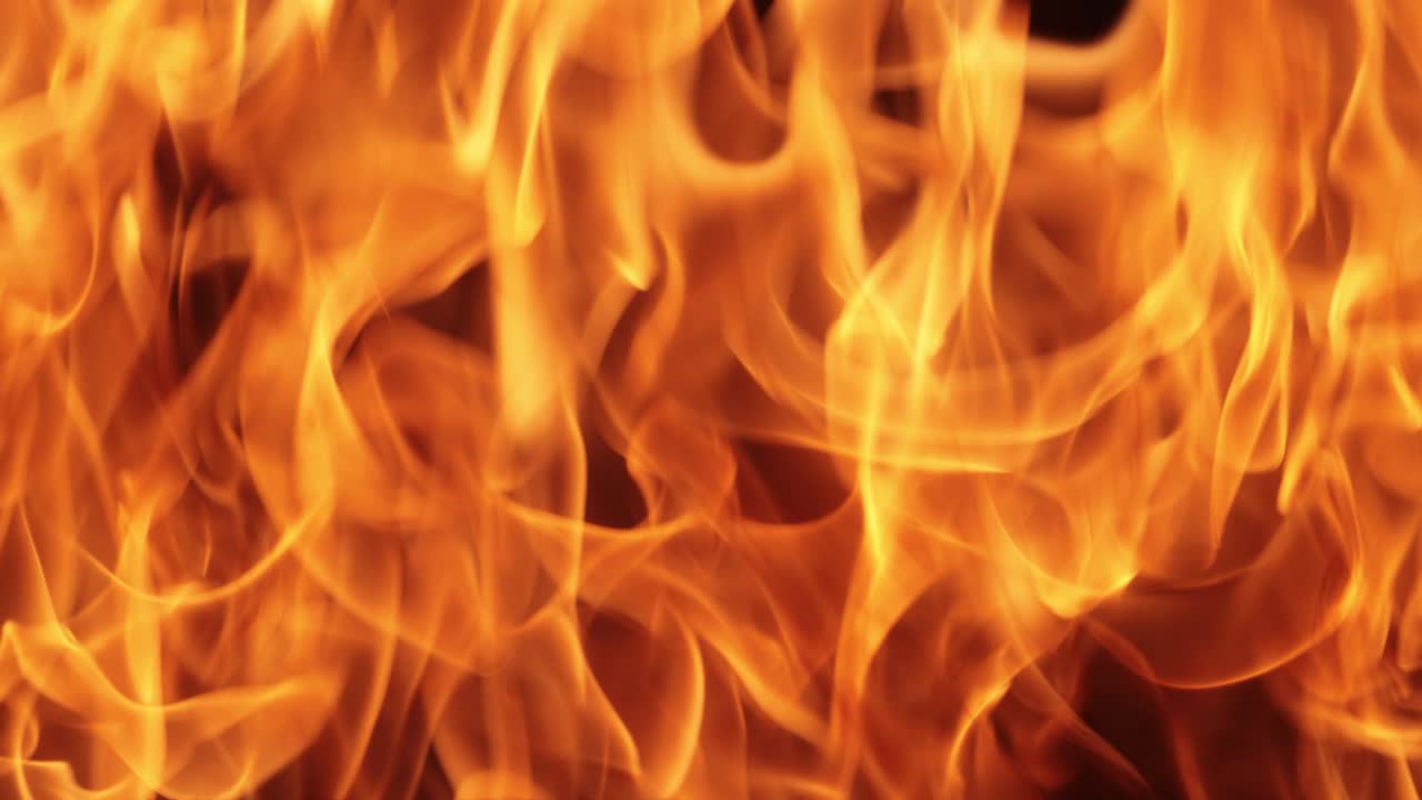 llamas de fuego sobre fondo negro en cámara lenta