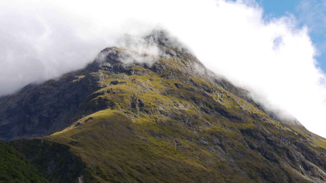 plano general de montañas verdes gigantes con nubes que cubren el pico en falls creek en nueva zelanda