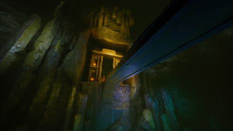 vieux pont de pierre à l'intérieur d'une grande grotte