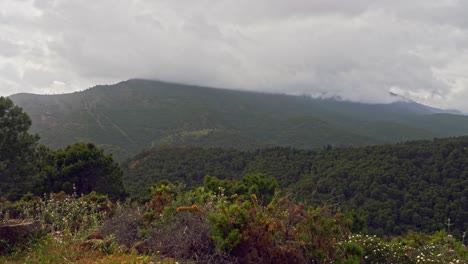 Toma-Panorámica-Lenta-De-Sierra-De-Las-Nieves,-España,-En-Un-Día-Nublado-Oscuro