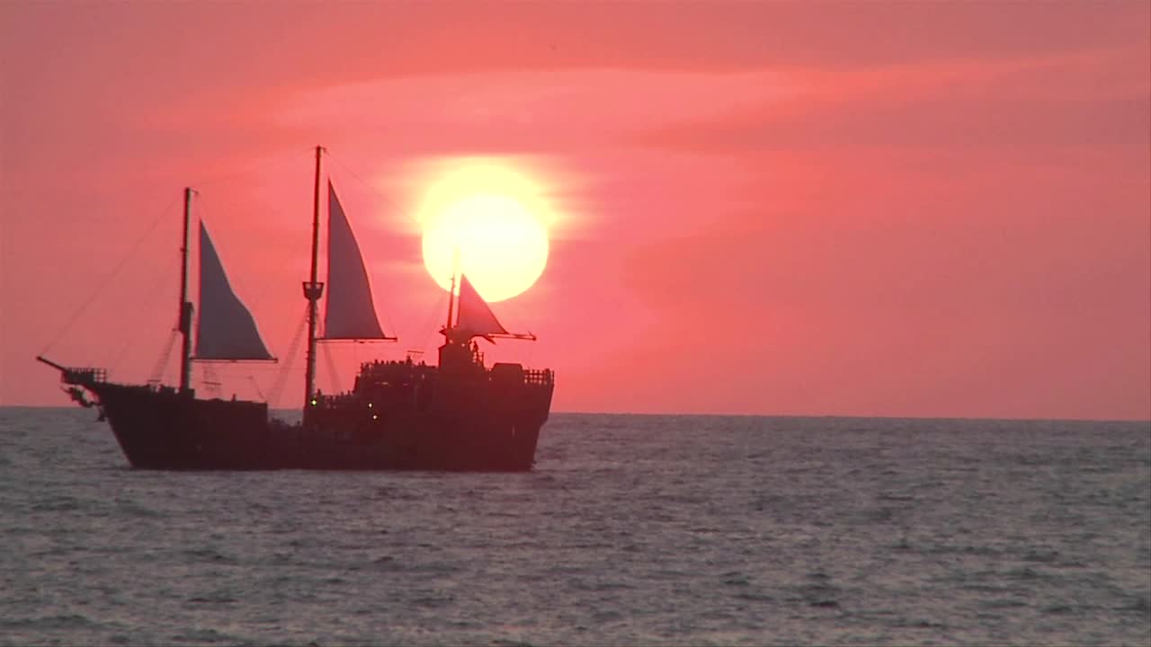 푸에르토 발라타 멕시코의 말레콘에 해가 지는 동안 멀리 있는 마리갈란테 배
