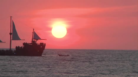 Marigalante-Schiff-In-Der-Ferne,-Während-Die-Sonne-In-Malecon-In-Puerto-Vallarta-Mexiko-Untergeht