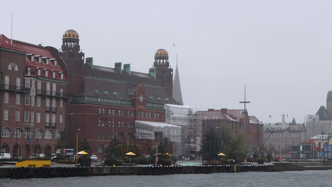 Arkitektonisk havnefront langs Malmøs Indre Havn, Skåne Län, Sverige. Panorerende optagelse.