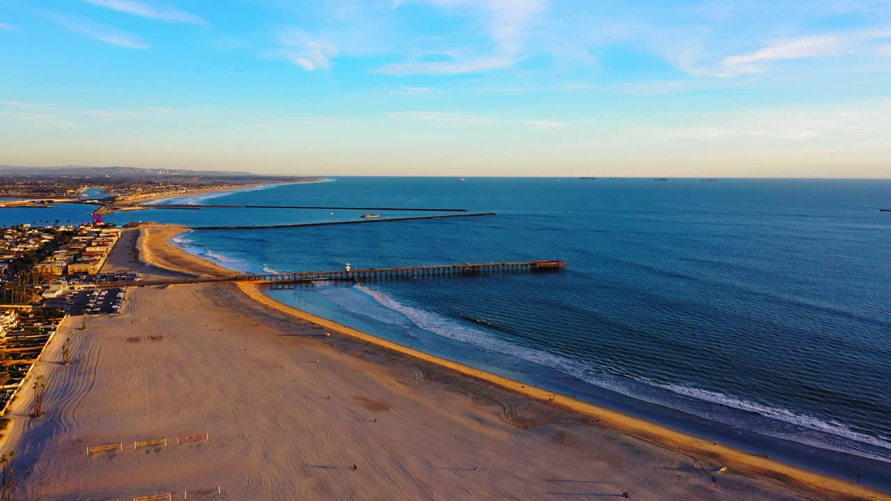 tiro aéreo lento saturado volando hacia el muelle de la playa de focas