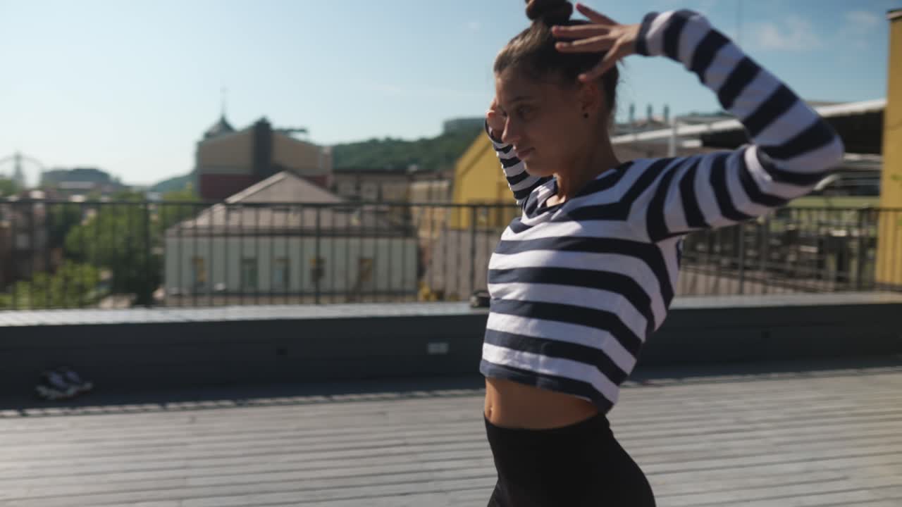 mujer realizando danza contemporánea en el techo