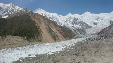 toma aérea de cañones glaciares con nanga parbat en el fondo, prados de hadas pakistán, toma aérea cinematográfica