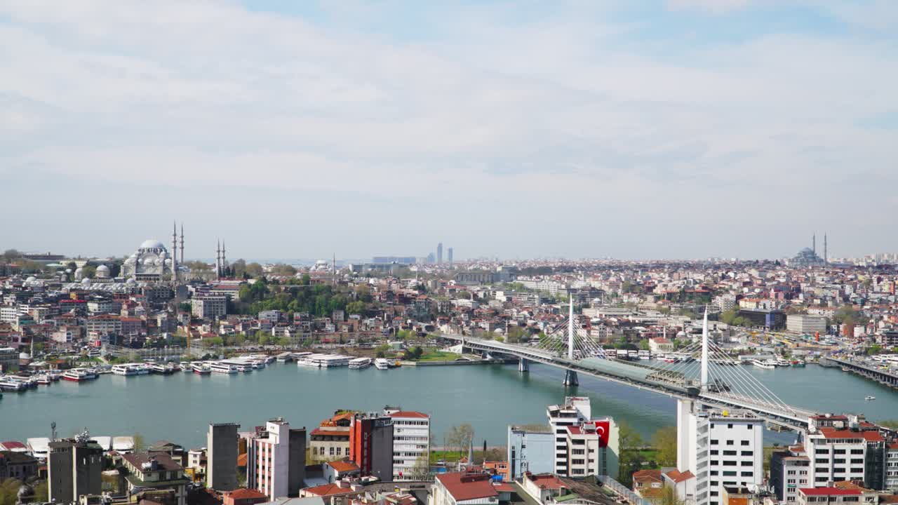 Galata Kulesi'nden İstanbul'un muhteşem manzarası. Türkiye. Şehrin Avrupa yakası. Hızlandırılmış çekim.