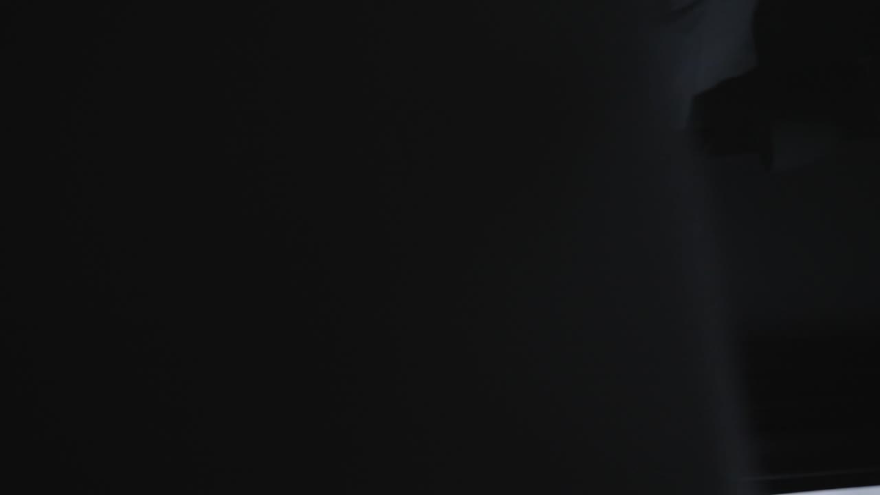 silueta de mujer en una bata blanca cae hacia atrás sobre una cama mientras levanta las manos - clip listo para la transición