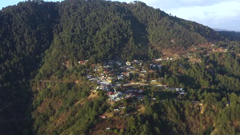 san hose del pacifico, ciudad en el pintoresco paisaje montañoso del estado de oaxaca, méxico en un día soleado, comunidad remota en las tierras altas, disparo de drones