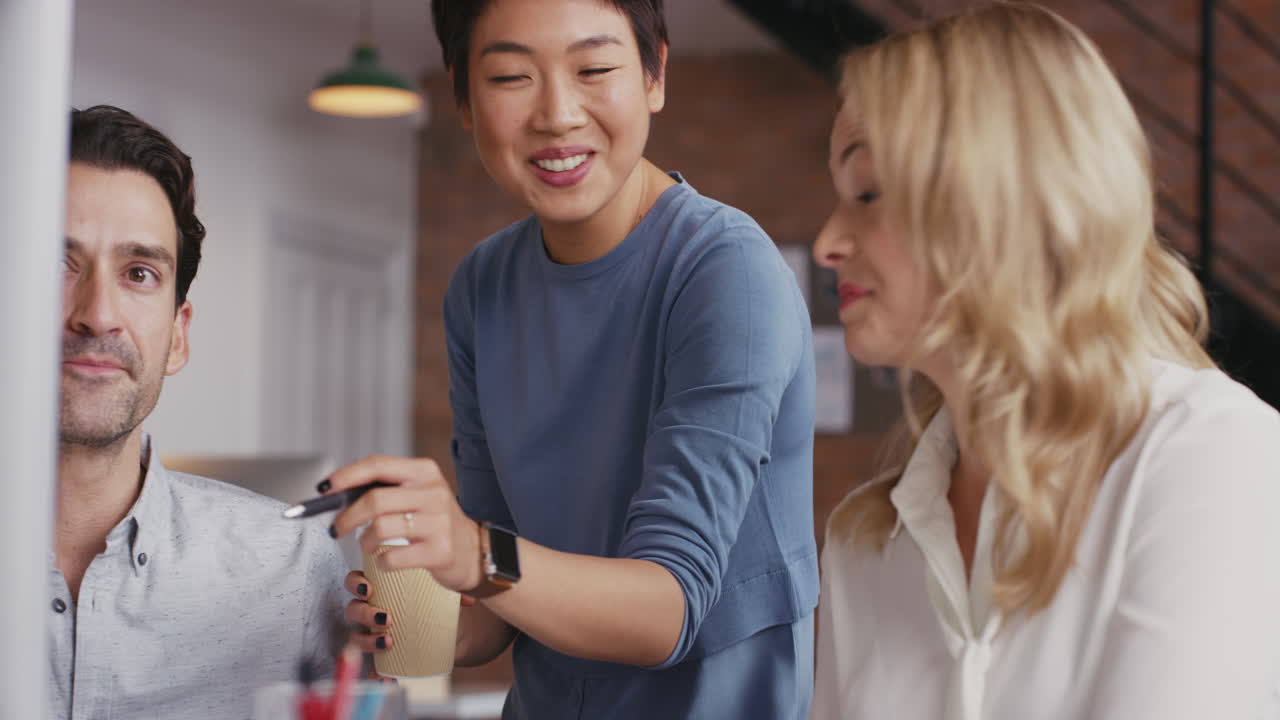 회의 에서 컴퓨터 를 사용하는 사업가 들 의 그룹