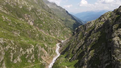 Video-De-Drones-De-Gran-Angular-De-Las-Hermosas-Montañas-En-El-Norte-De-Italia-Con-Una-Cascada-Gigante-Y-Un-Río