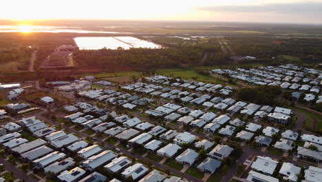 Impresionante-Atardecer-Amanecer-Drone-Aéreo-Retroceder-Sobre-Un-Nuevo-Y-Moderno-Suburbio-Residencial