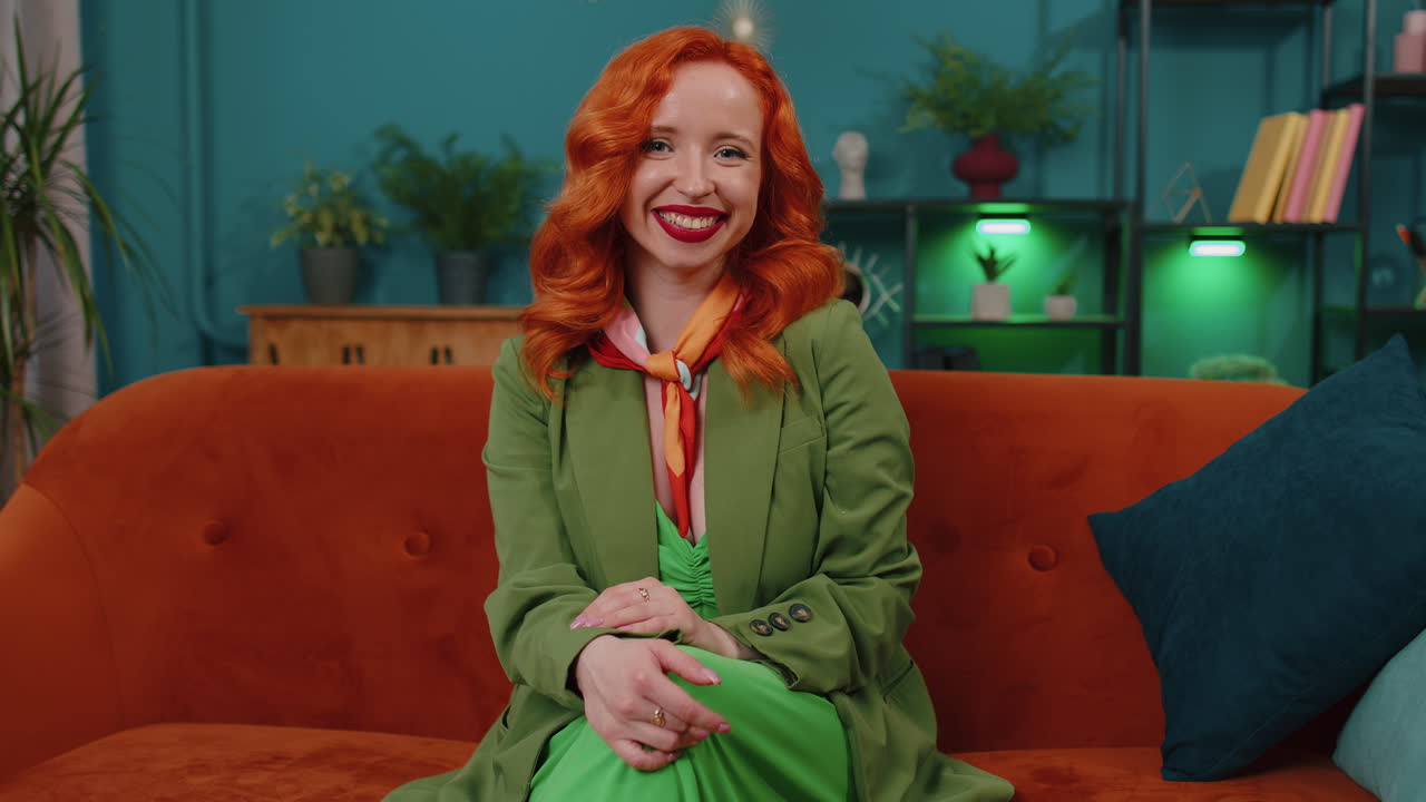 행복하고 기쁜 은 머리 여성은 카메라를 승인하여 ok 제스처, 긍정적 인 표시를 보여줍니다.