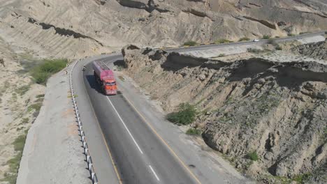 Toma-Aérea-De-La-Carretera-Costera-De-Makran-A-Lo-Largo-De-La-Costa-Del-Mar-Arábigo-De-Pakistán-Desde-Karachi-Hasta-Gwadar-En-La-Provincia-De-Baluchistán