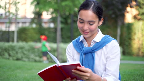 屋外で本を読む女性