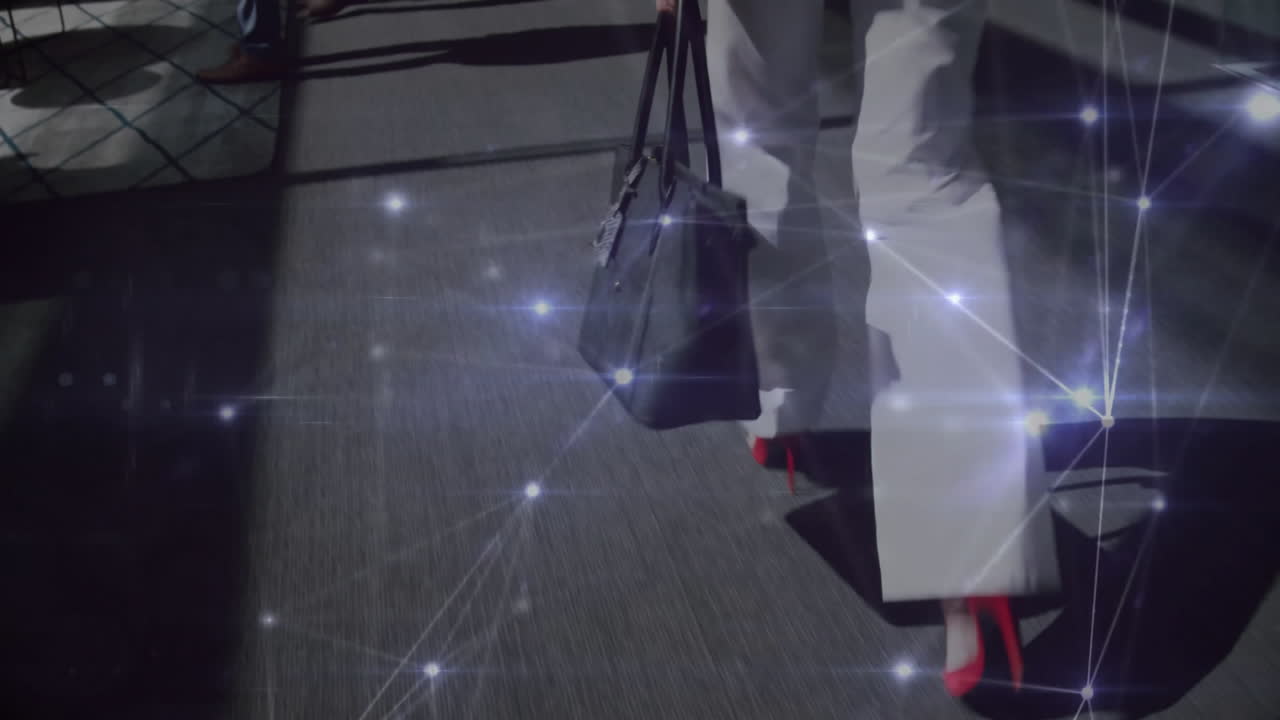 사무실에서 걸어다니는 다양한 동료들에 대한 연결 네트워크의 애니메이션