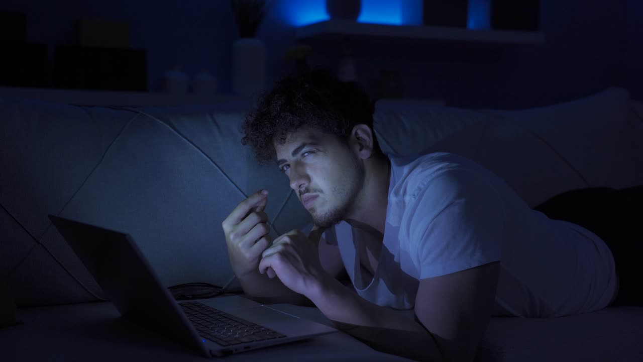 생각하고 아이디어를 찾는 젊은 남자의 초상화입니다.