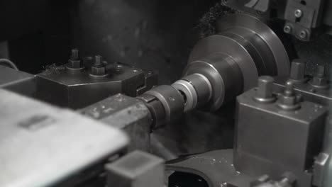 torno de procesamiento de acero en una planta de metalurgia. detalle del metal de producción