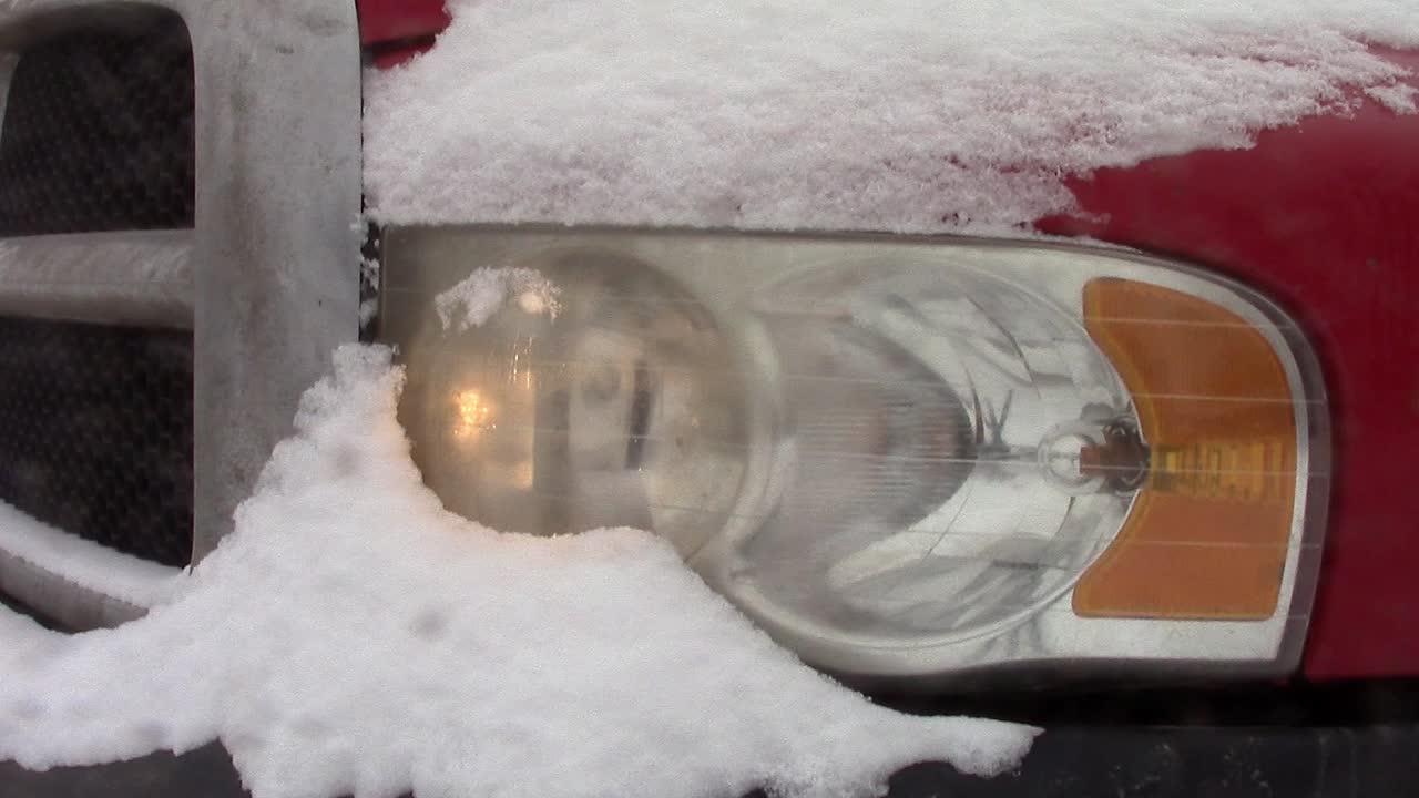 cw 주간 주행 등을 시작하는 스노우 커버 트럭