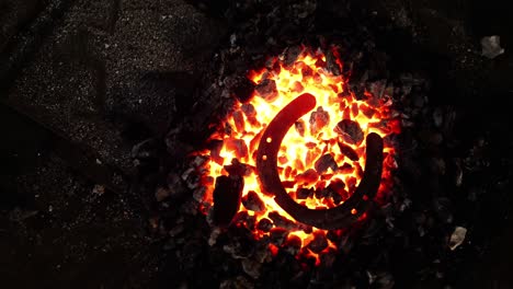 herradura de caballo en el carbón de calor