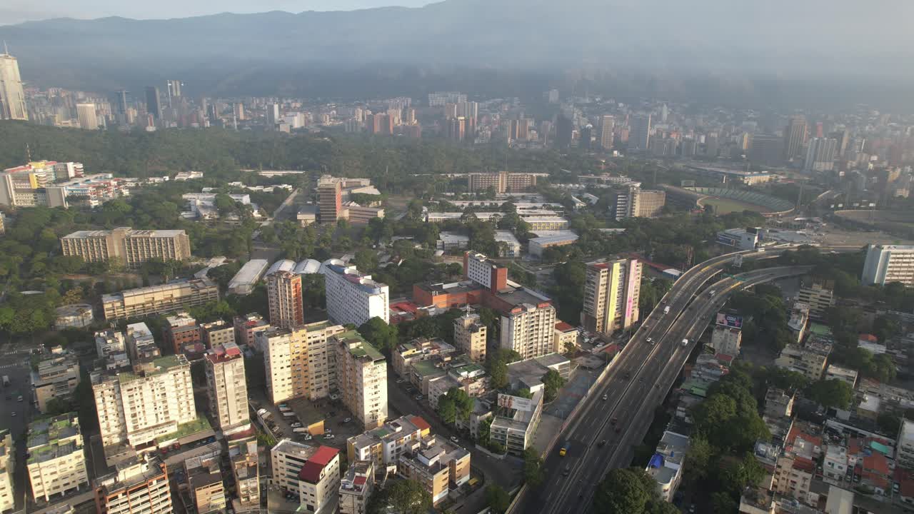 La città di Caracas con autostrada e campus UCV, circondata dal verde, vista aerea
